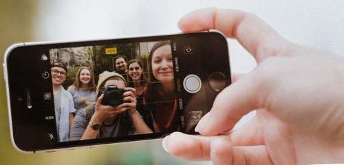 Cronaca di un’esistenza in modalità selfie 4 selfie moda sociale