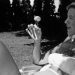 sylvia plat in giardino con soffione