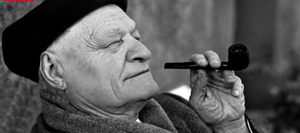 Ungaretti poeta con pipa