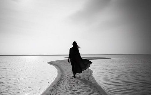 donna sulla spiaggia