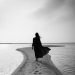 donna sulla spiaggia