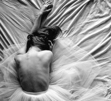 donna nuda con tulle