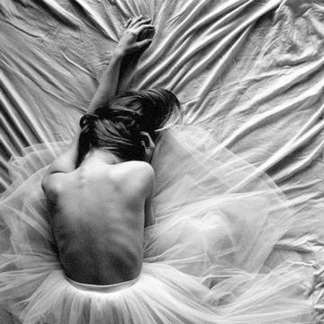La Signora del Noir Mediterraneo. 1 donna nuda con tulle
