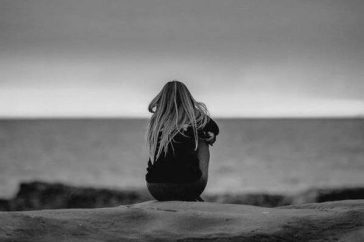 donna sola al mare