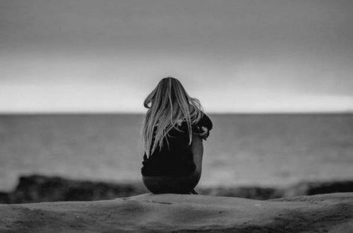 Recensione: Notturno 4 donna sola al mare
