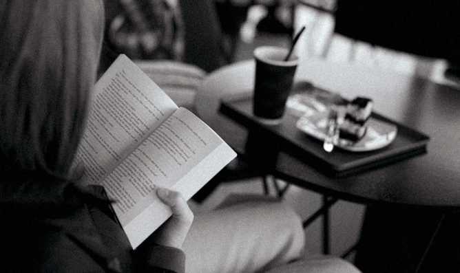 Libri che fanno scena: scopri perché leggiamo sempre meno 1 lettre al caffe