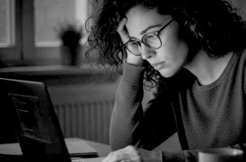 donna davanti al pc che commenta poesie