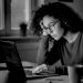 donna davanti al pc che commenta poesie