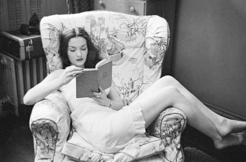 Trama o personaggio? 14 donna che legge un trama interessante di un libro seduta in poltrona